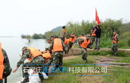 河南黃河沿岸地帶，利用防汛沙袋進(jìn)行擋水工作