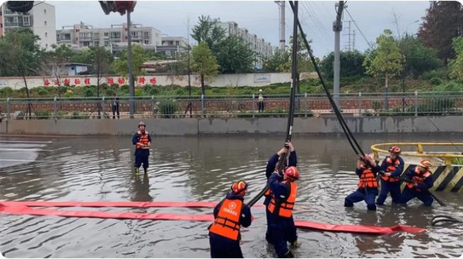 麒麟?yún)^(qū)遭暴雨突襲|部分道路積水嚴(yán)重，消防緊急排澇解憂